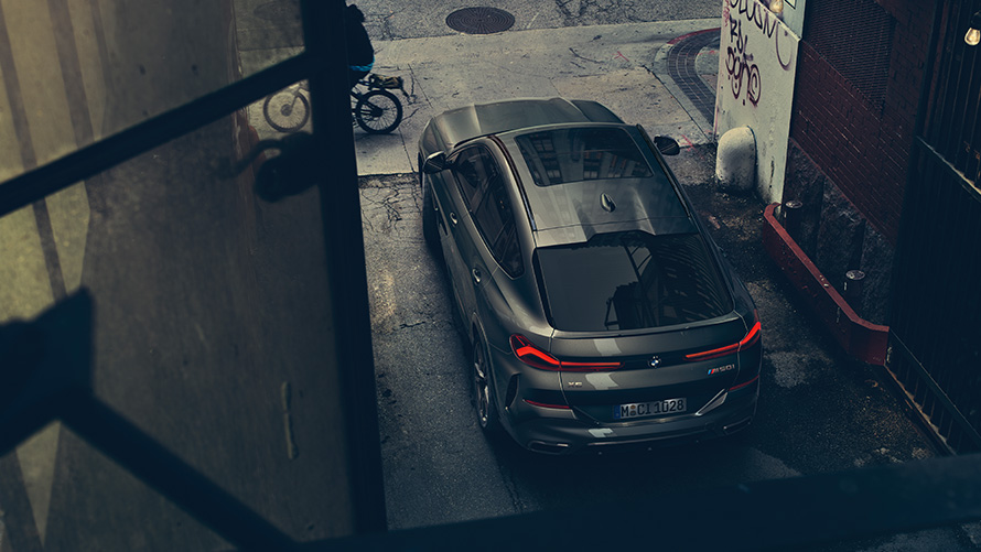 BMW X6 vista de ave trasera.