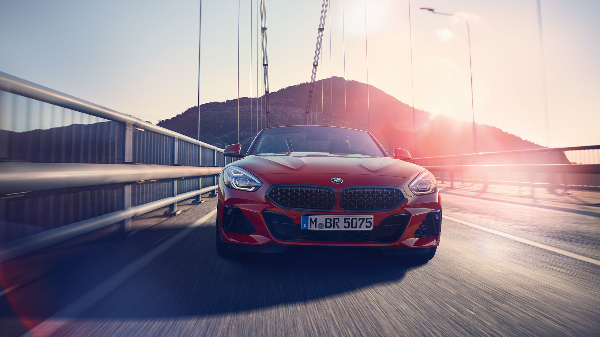 BMW Z4 Roadster en un puente Vista delantera del BMW Z4 Roadster en un puente