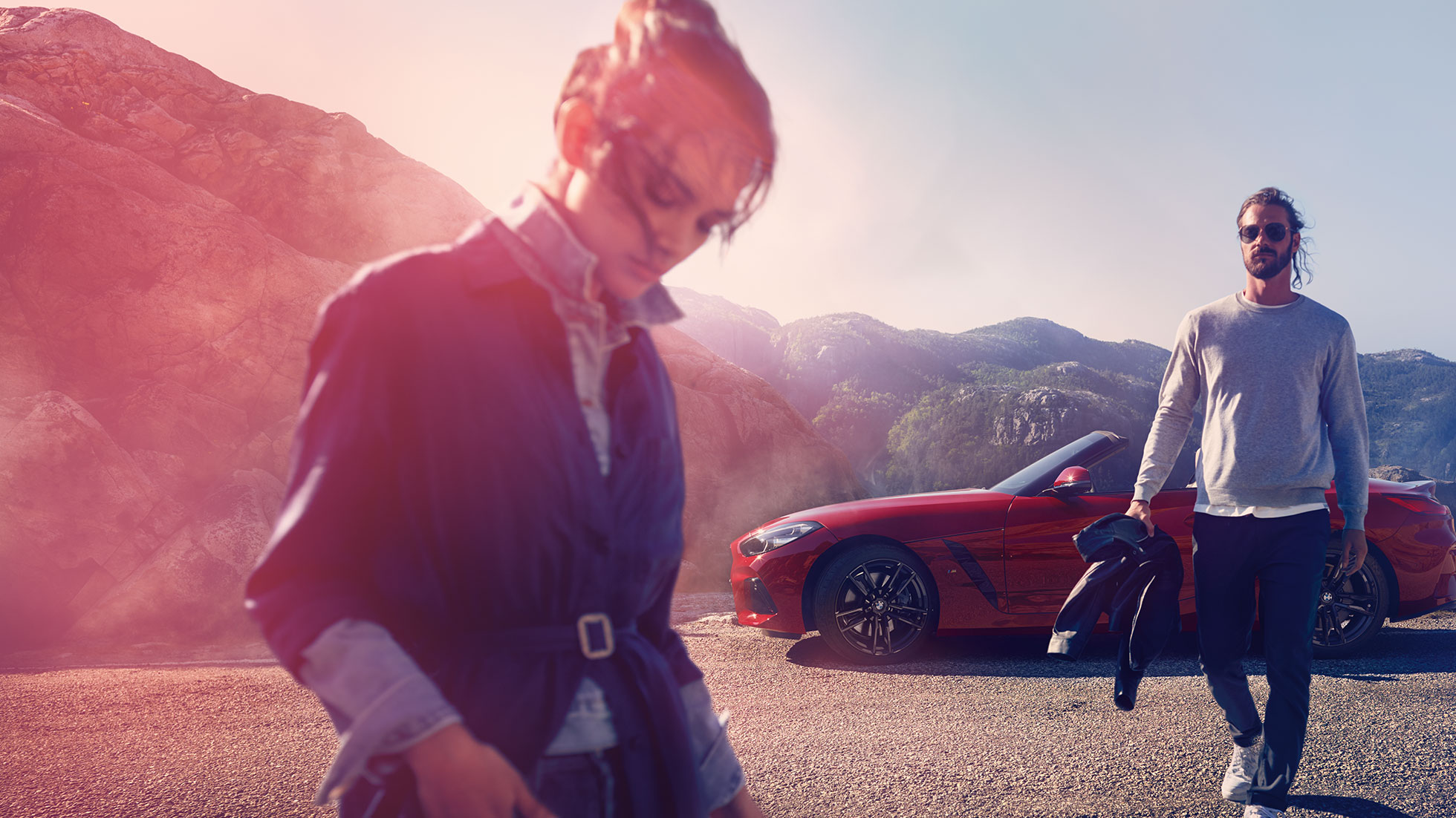 BMW Z4 Roadster frente a una vista montañosa Hombre y mujer y el BMW Z4 Roadster frente a una vista montañosa