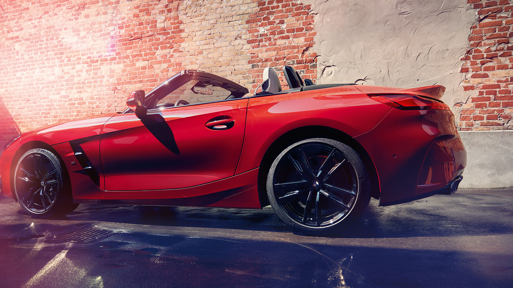Toma lateral del BMW Z4 Roadster Toma lateral del BMW Z4 Roadster frente a un muro de ladrillos