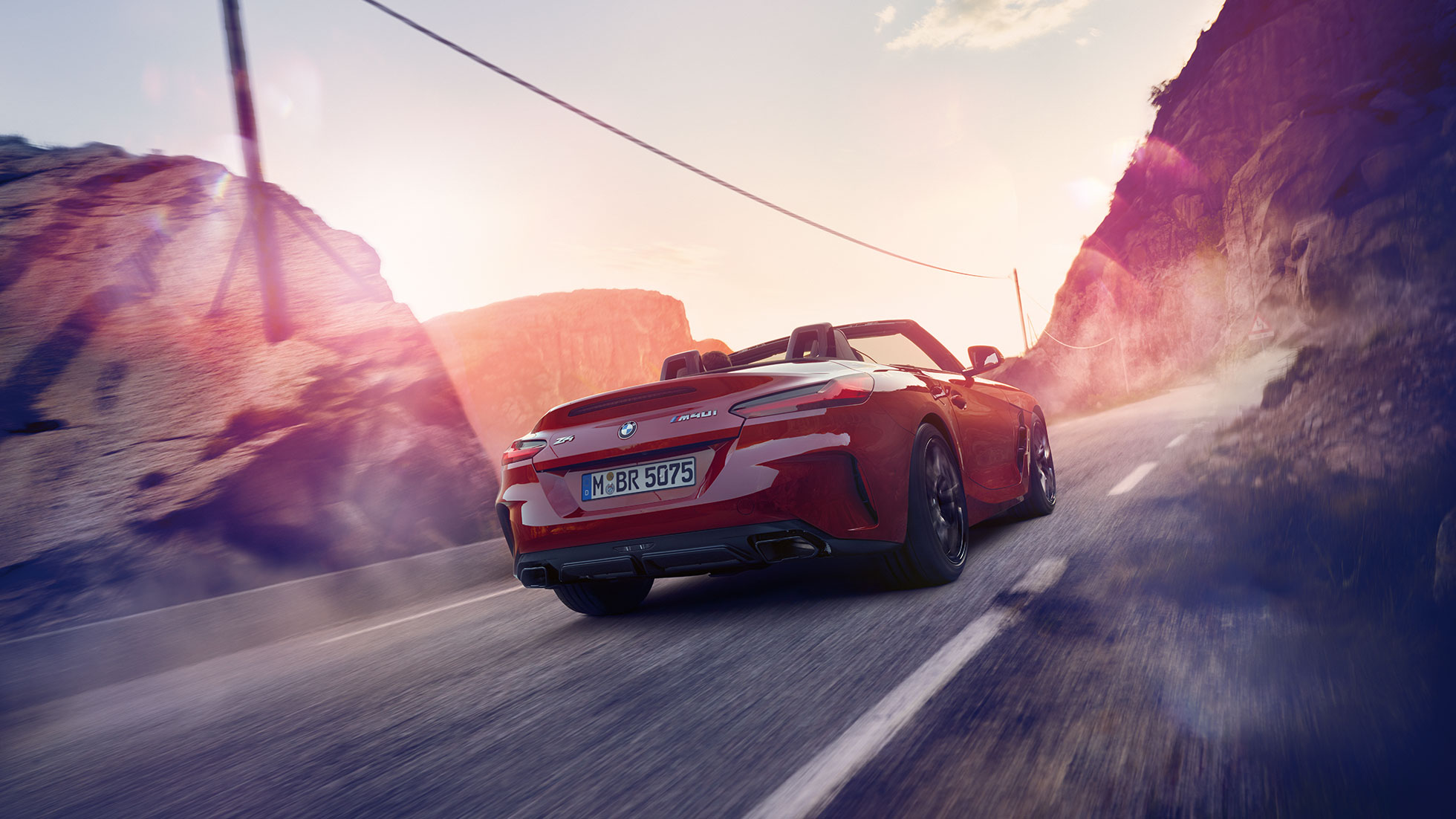 Toma trasera del BMW Z4 Roadster Toma trasera del BMW Z4 Roadster en un camino rural