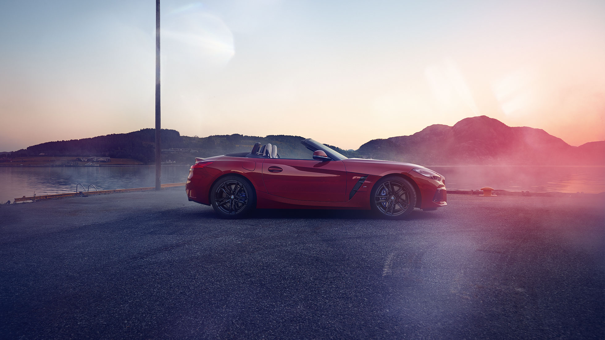 Toma lateral del BMW Z4 Roadster Toma lateral del BMW Z4 Roadster frente a una vista montañosa