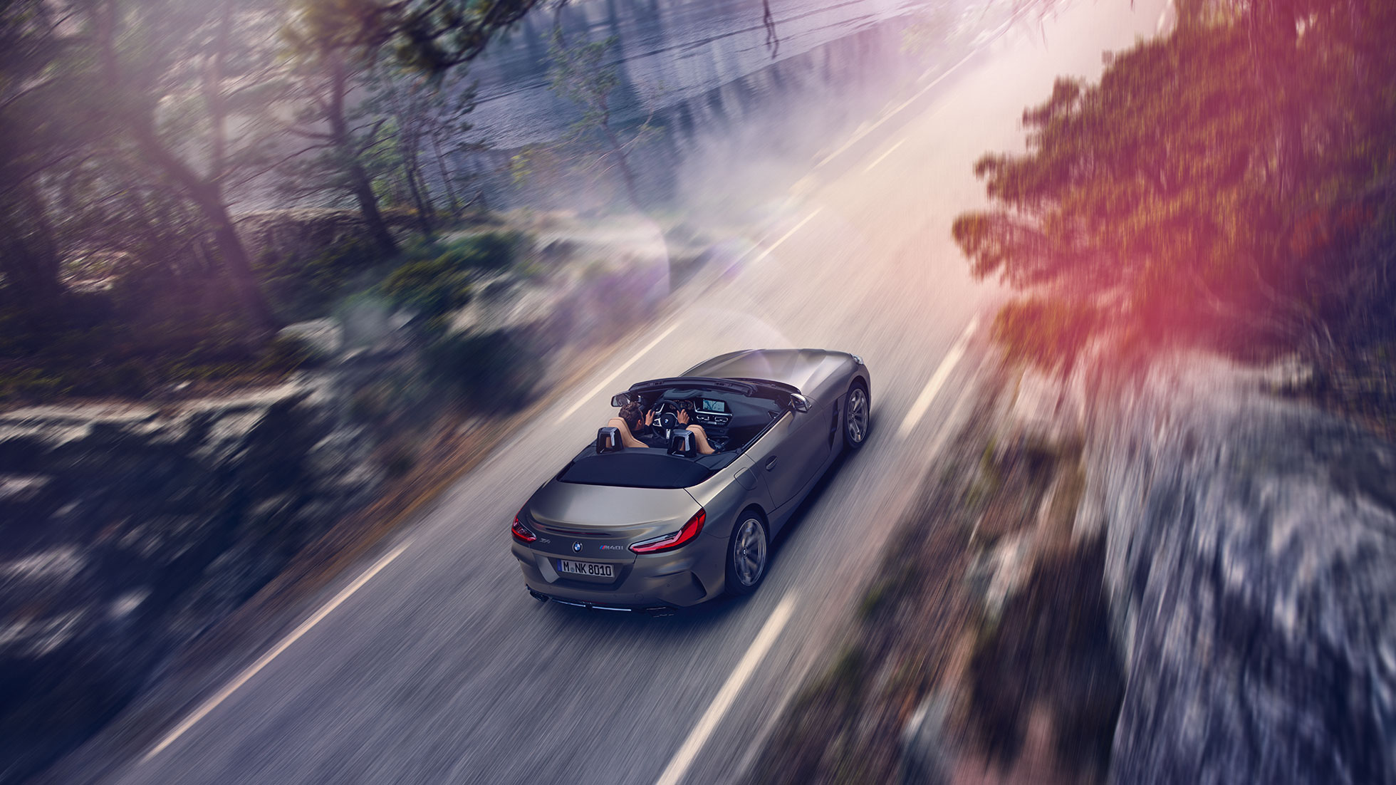 BMW Z4 Roadster desde arriba BMW Z4 Roadster gris en movimiento desde arriba