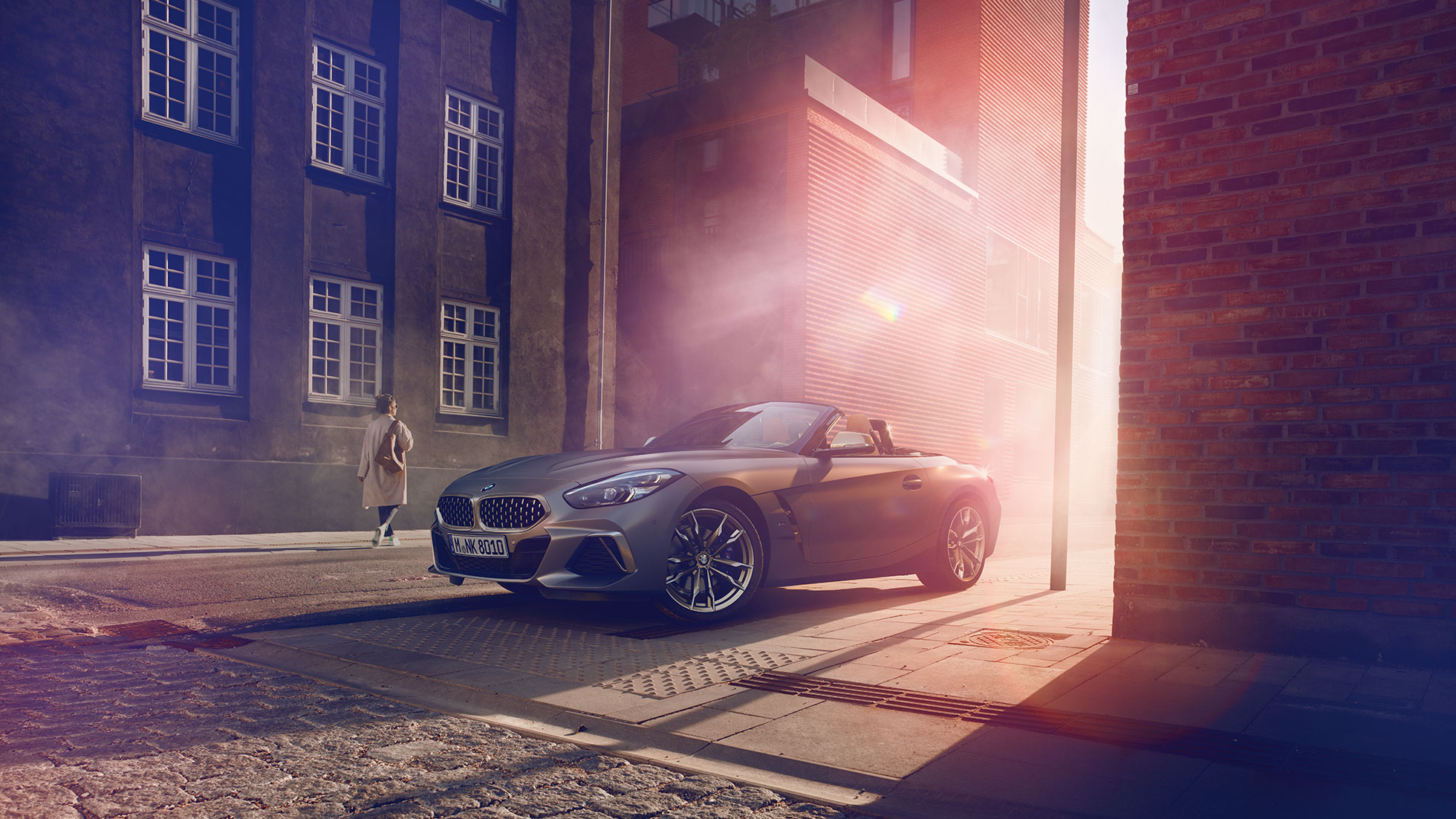 BMW Z4 Roadster en la calle BMW Z4 Roadster gris en la calle frente a una casa