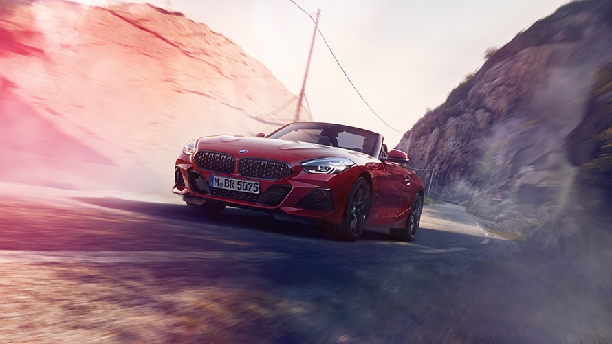 BMW Z4 Roadster conduciendo entre montañas