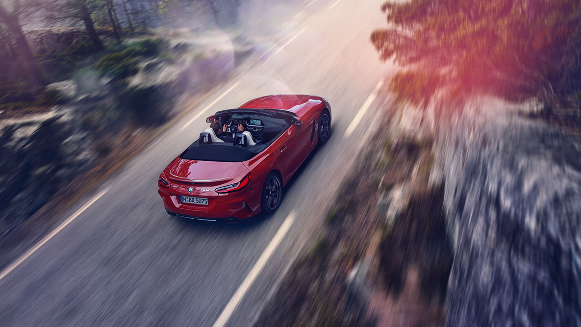 Toma del BMW Z4 Roadster en movimiento Vista aérea de BMW Z4 Roadster en movimiento