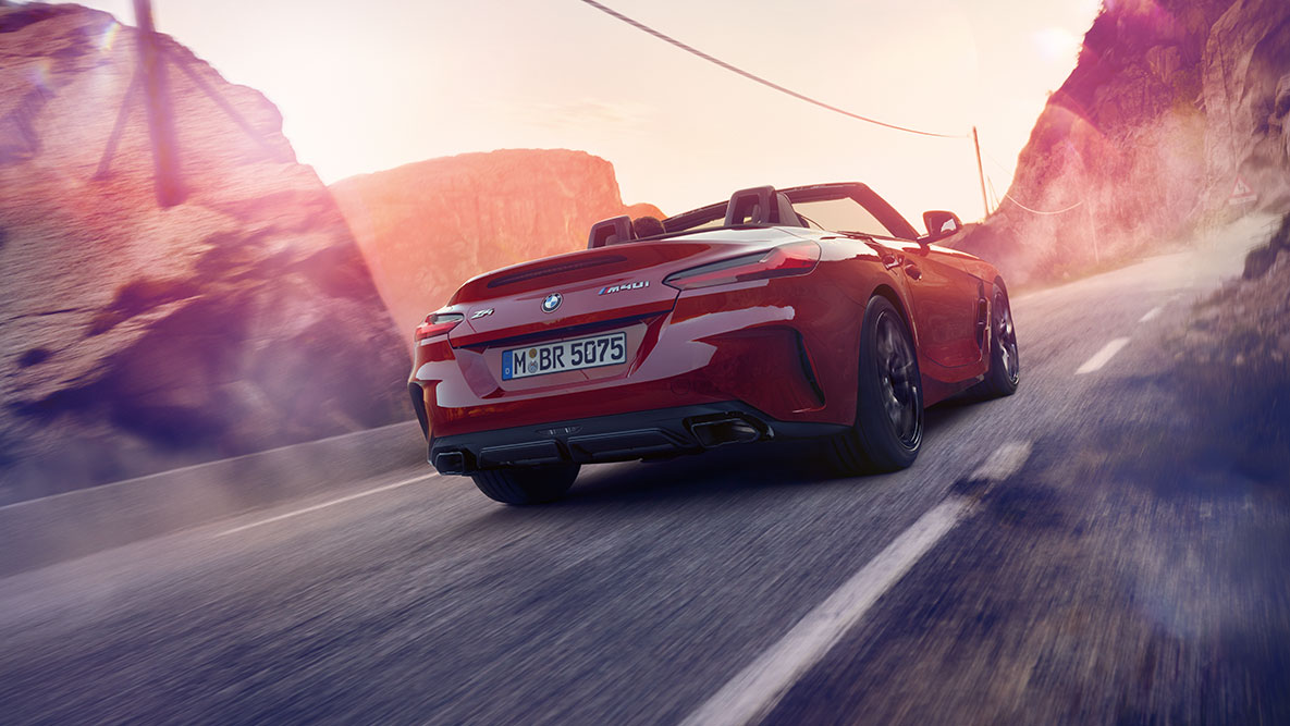 Parte trasera del BMW Z4 Roadster Toma trasera del BMW Z4 en movimiento