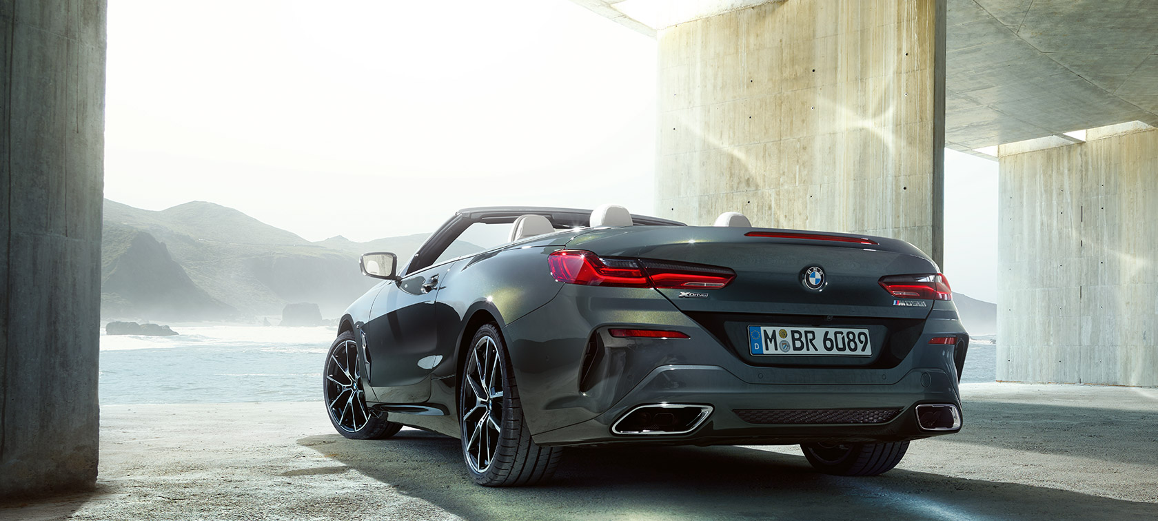BMW M850i xDrive Dravit Gray metálico, vista tres cuartos desde la parte trasera izquierda BMW M850i xDrive Dravit Gray metálico, vista tres cuartos desde la parte trasera izquierda