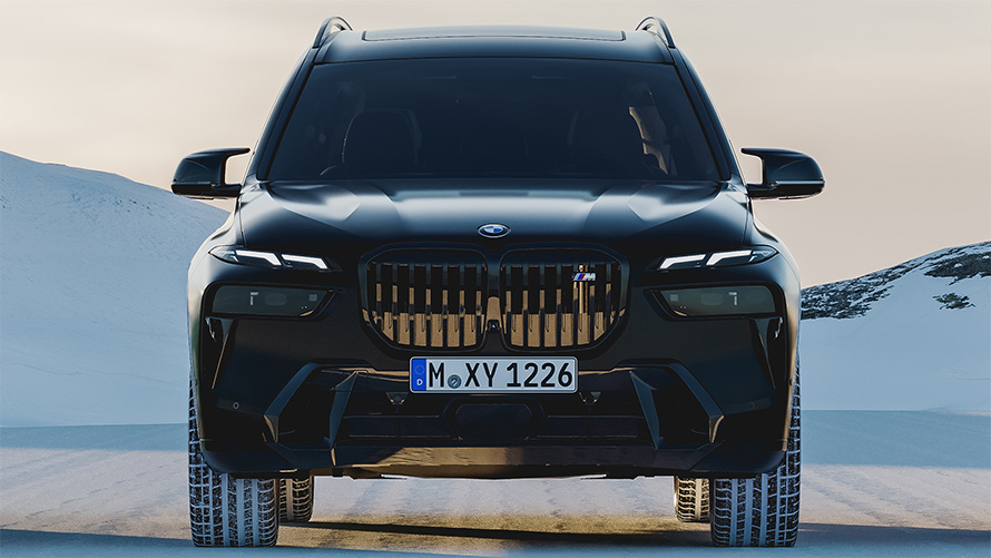 BMW X7 G07 en BMW Individual Frozen Black, vista del frontal, aparcamiento sobre nieve