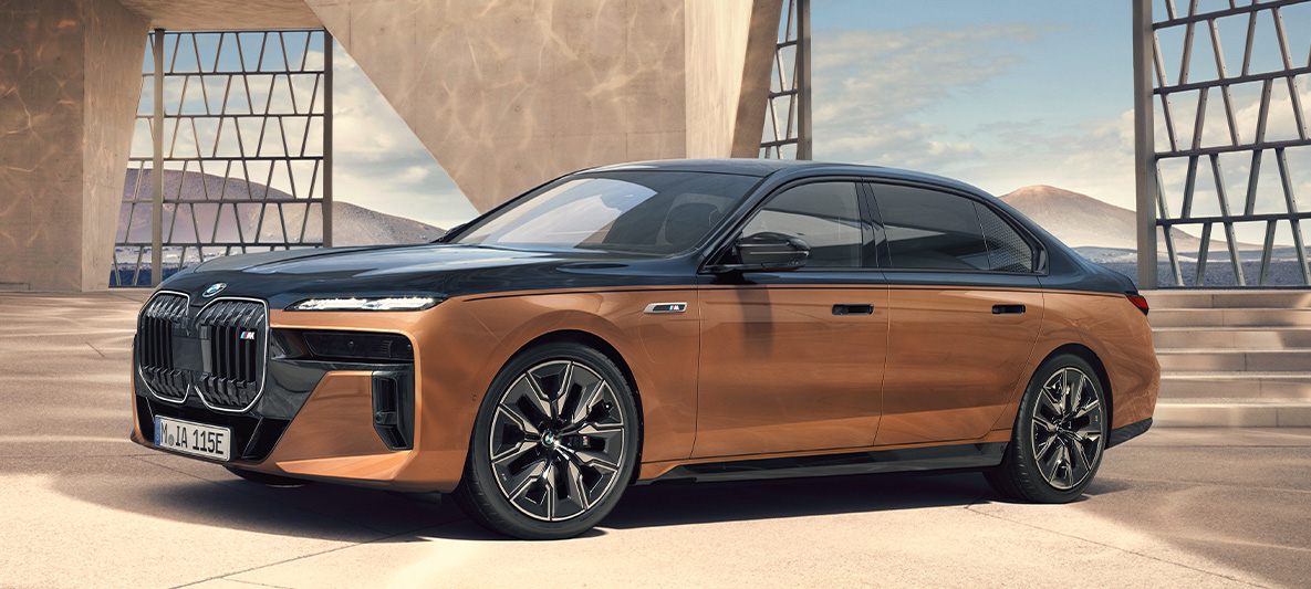 BMW Serie 7 G70 BMW Individual Liquid Copper BMW Serie 7 G70 BMW Individual Liquid Copper, vista de tres cuartos del frontal, parado