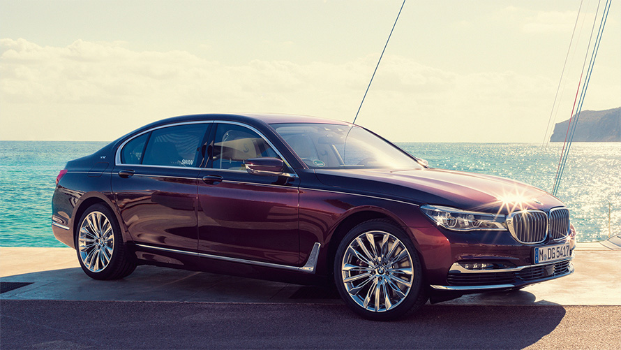 BMW Individual M760Li inspirado en Nautor’s Swan G12 2017 Vista de tres cuartos del lateral, parado en el muelle delante de un velero en una bahía