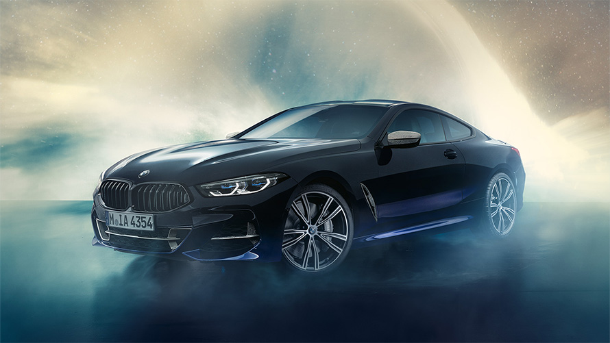 BMW Individual M850i NIGHT SKY G15 2019 Vista de tres cuartos del frontal delante de una lluvia de meteoritos