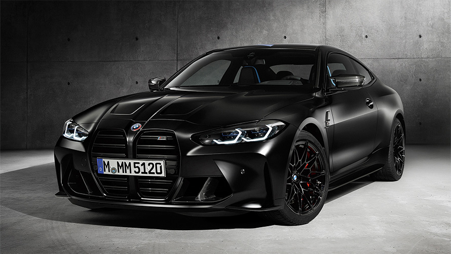 BMW M4 Competition Edition x KITH G82 2020 Vista de tres cuartos del lateral contra fondo gris