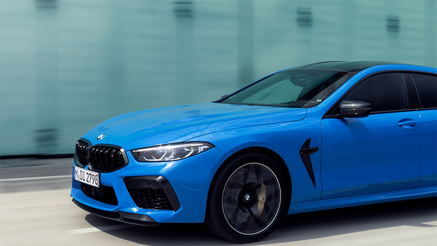 BMW M8 Competition Coupé F92 2019 BMW Individual Voodoo Blue, vista de tres cuartos del lateral en corte, en marcha 