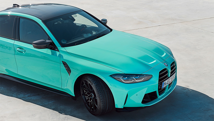 BMW X7 M50i G07 2019 BMW Individual Frozen Arctic Grey metallic, vista de tres cuartos del lateral en corte, parado