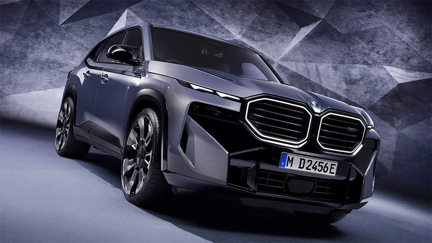 BMW XM G09 2022 BMW Individual Sepia metalizado, vista de tres cuartos del frontal, parado en una sección