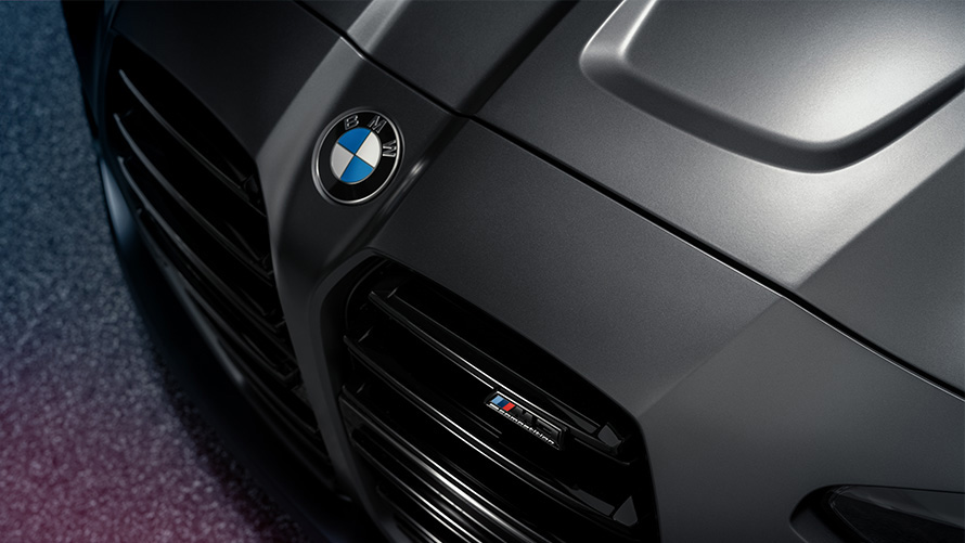 BMW M4 Competition Coupé G82 2021 Frozen Dark Grey metallic, vista de tres cuartos del frontal en corte desde arriba, primer plano BMW M4 Competition Coupé G82 2021 Frozen Dark Grey metallic, vista de tres cuartos del frontal en corte desde arriba, primer plano