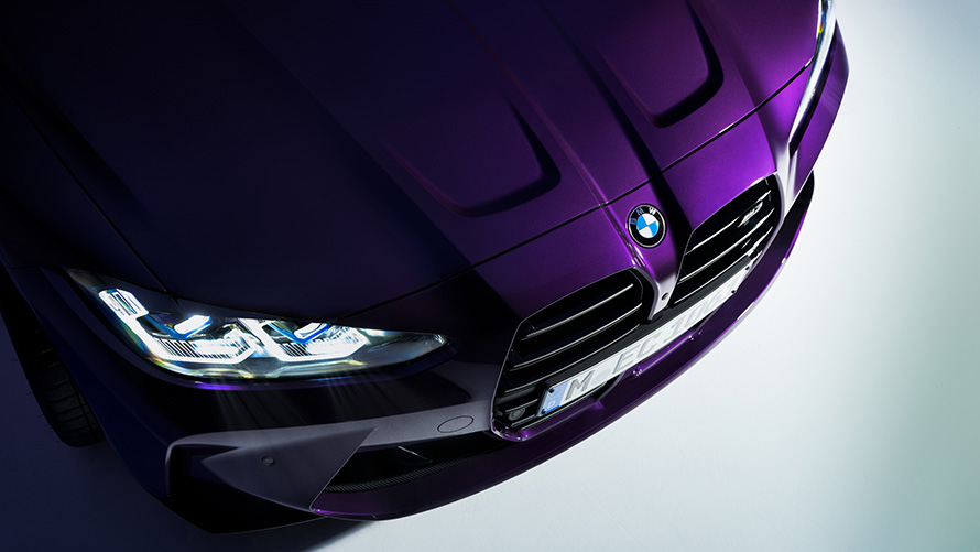 BMW M4 Competition Coupé G82 2021 BMW Individual Thundernight metallic, vista de tres cuartos del frontal en corte desde arriba, primer plano BMW M4 Competition Coupé G82 2021 BMW Individual Thundernight metallic, vista de tres cuartos del frontal en corte desde arriba, primer plano