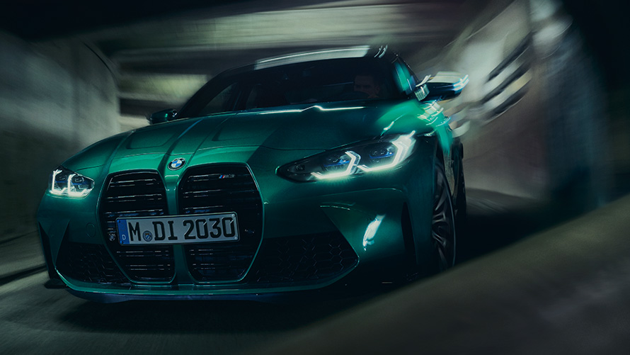 BMW M3 Competition Berlina G80 2021 BMW Individual Isle of Man Green metallic, vista de tres cuartos del frontal, tomando una curva