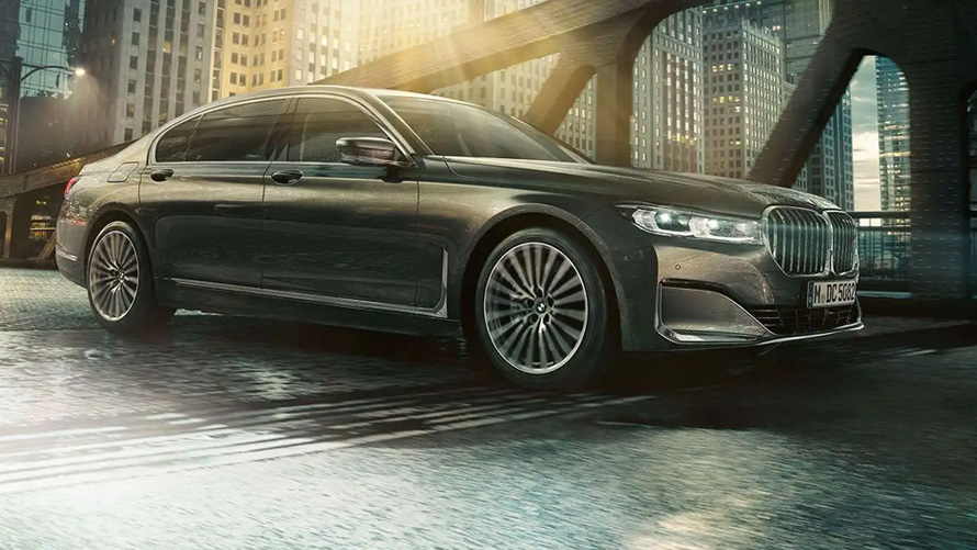 BMW M760Li xDrive Berlina G11 G12 2019 Frozen Dark Silver metallic, vista de tres cuartos del lateral, delante de un escenario urbano