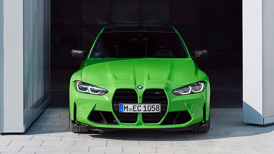 BMW M4 Competition Coupé G82 2021 BMW Individual Signal Green, vista del frontal, parado en el arco de entrada