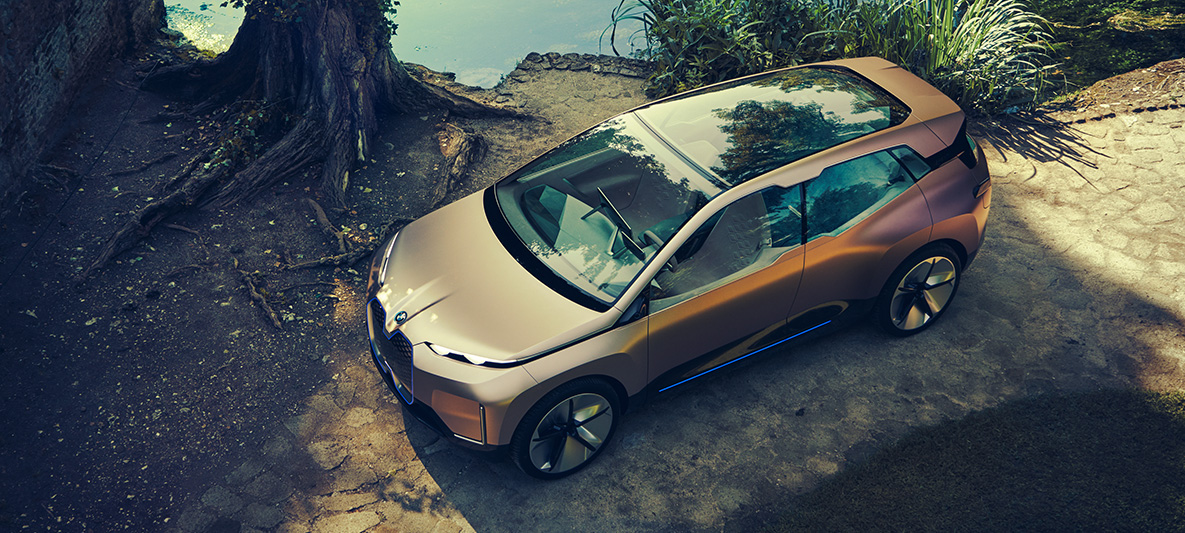 BMW Vision iNEXT visto desde arriba BMW Vision iNEXT visto desde arriba en un lago y un árbol.