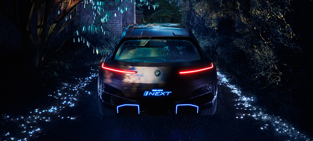 Toma trasera del BMW Vision iNEXT Toma trasera de noche, del BMW Vision iNEXT con luces rojas