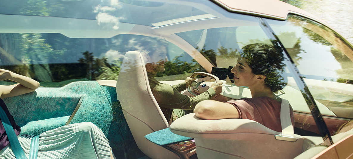 Mujer en el asiento del pasajero en el BMW Vision iNEXT Mujer de pelo oscuro en el asiento del pasajero en el BMW Vision iNEXT gira hacia atrás asientos