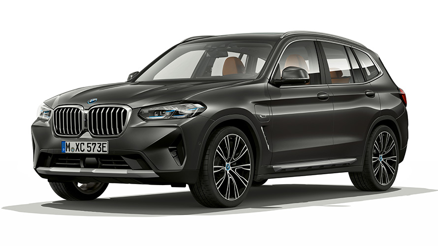 BMW X3 xDrive30e, modelo PHEV, imagen de estudio, vista de tres cuartos del frontal