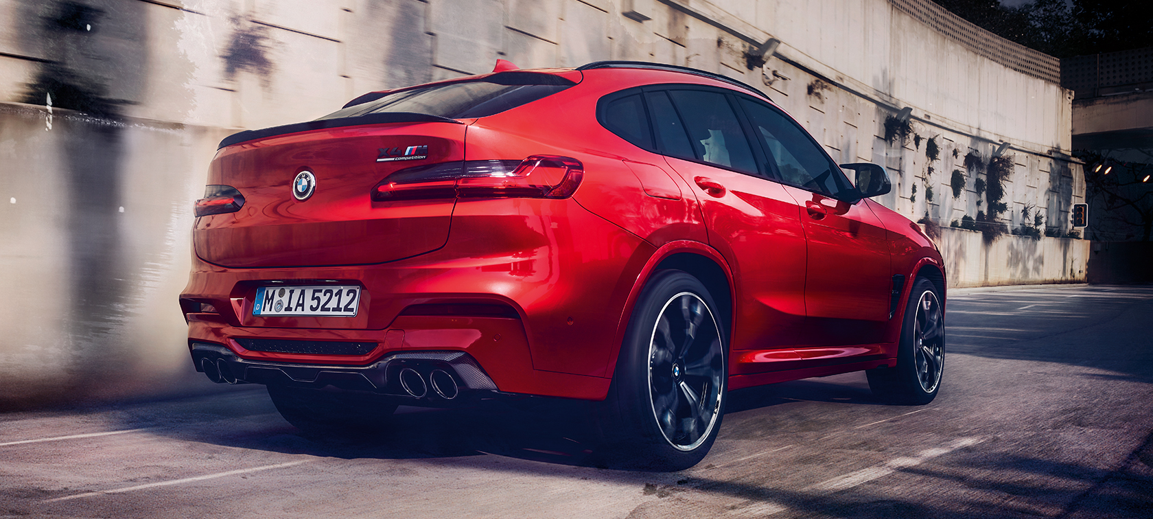 El BMW de tus sueños con equipamiento M Vista 3/4 del auto de lujo BMW con paquete M