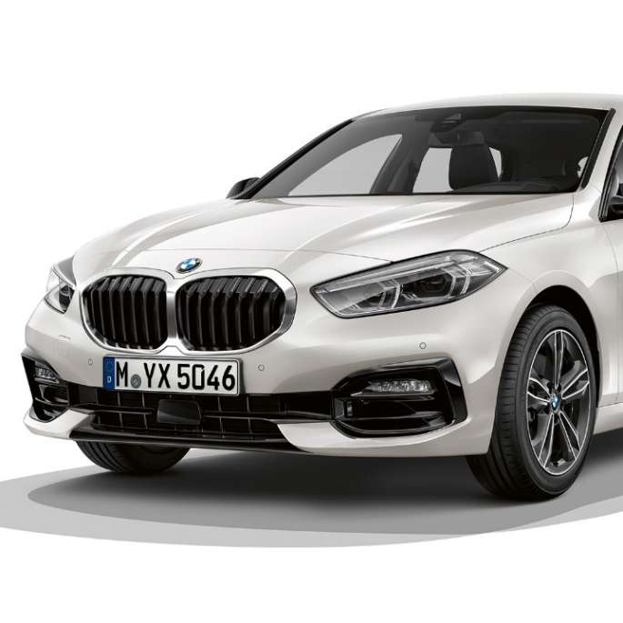 BMW Serie 1 Modelo Sport Line en Mineral White metálico, foto de estudio frontal tres cuartos.