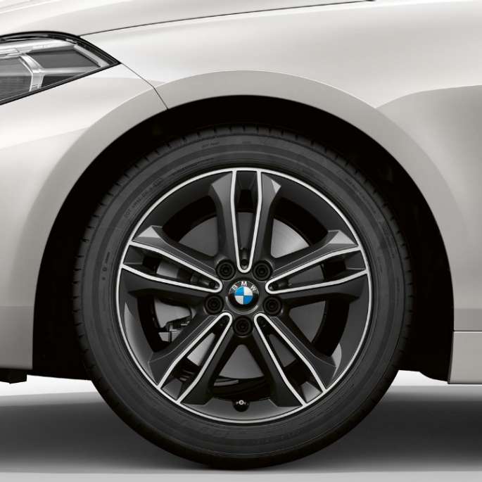 BMW Serie 1 Modelo Sport Line en Mineral White metálico, vista lateral del frontal con llantas de aleación ligera de 17 pulgadas Double-spoke estilo 549.