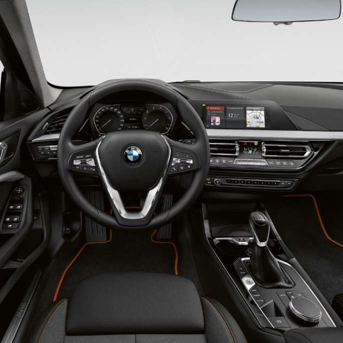 BMW Serie 1 Modelo Sport Line, cabina con volante de cuero Sport.