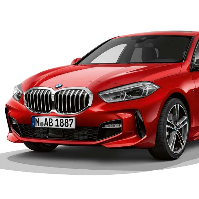 BMW Serie 1 Modelo M Sport en Melbourne Red metálico, foto en estudio frontal tres cuartos.