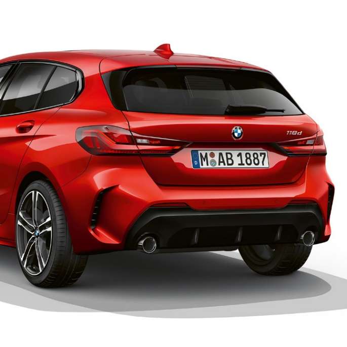 BMW Serie 1 Modelo M Sport en Melbourne Red metálico, foto en estudio frontal tres cuartos.