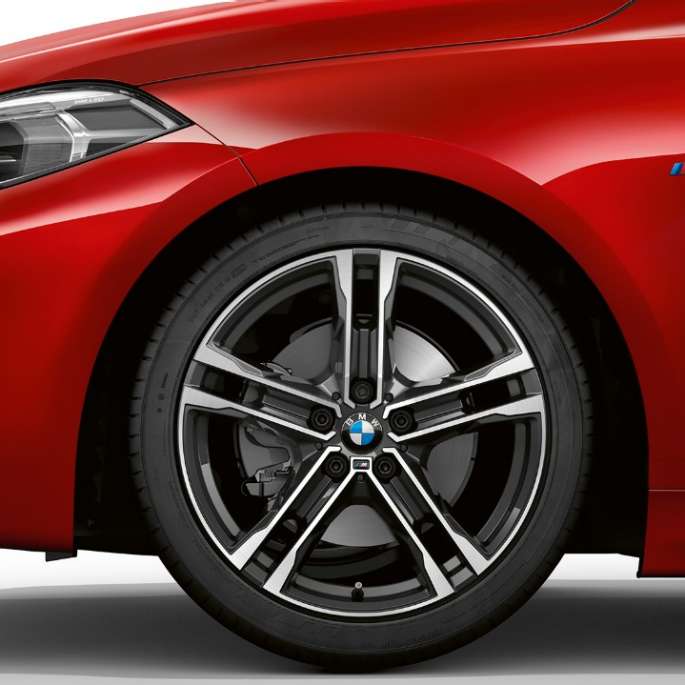 BMW Serie 1 Modelo M Sport en Melbourne Red metálico, frontal desde el costado con llantas de aleación ligera M de 17 pulgadas Double-spoke estilo 550 M en Bicolor.