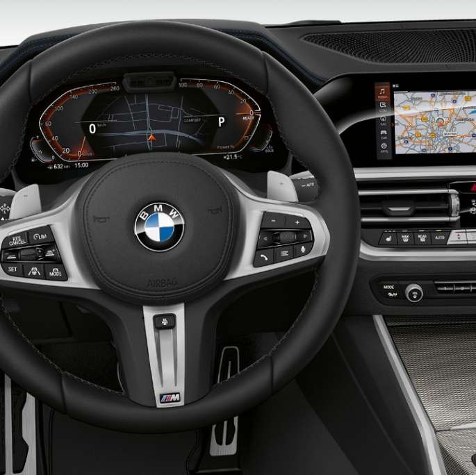 Frontal close-up of the driver's cockpit of the BMW 3 Series Sedan with Model Sport Line features. Acercamiento frontal de la cabina del conductor del BMW Serie 3 Sedán con elementos del Modelo Sport Line.
