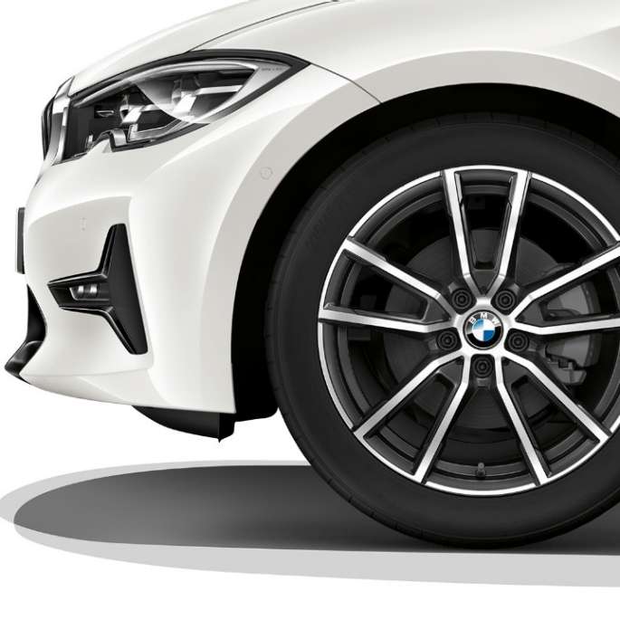 Acercamiento de los rines de aleación ligera del BMW Serie 3 Sedán con equipo del Modelo Sport Line.