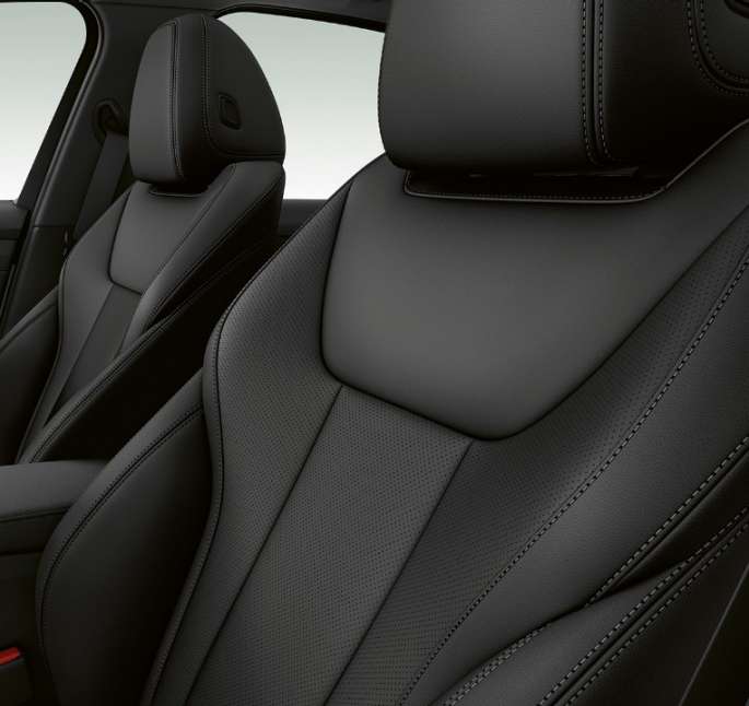 Acercamiento lateral de los asientos frontales del BMW Serie 3 Sedán con elementos del Modelo Sport Line.