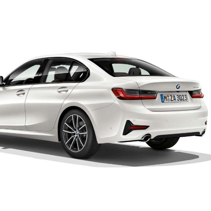 Toma trasera de tres cuartos del BMW Serie 3 Sedán con elementos del Modelo Sport Line.