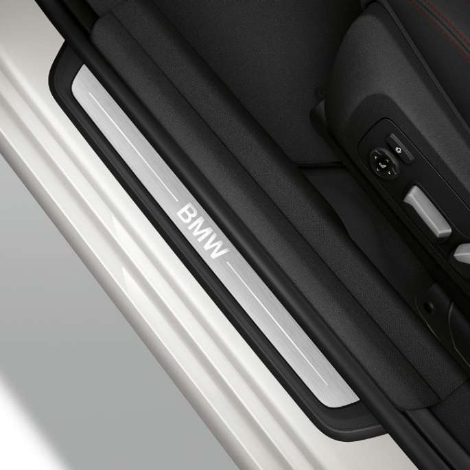 Vista superior del alféizar de la puerta del BMW Serie 3 Sedán con elementos del Modelo Sport Line.