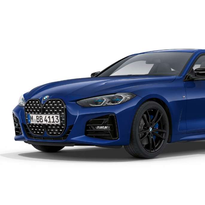 BMW Serie 4 Coupé G22 2020 Paquete deportivo M Arctic Race Blue metalizado Vista de tres cuartos del frontal