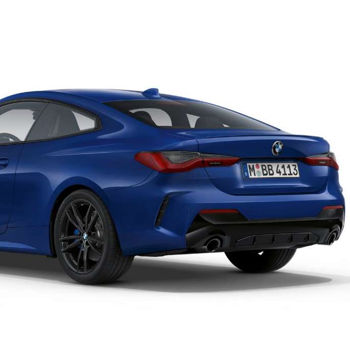 BMW Serie 4 Coupé G22 2020 Paquete deportivo M Paquete deportivo Arctic Race Blue metalizado Vista de tres cuartos de la zaga