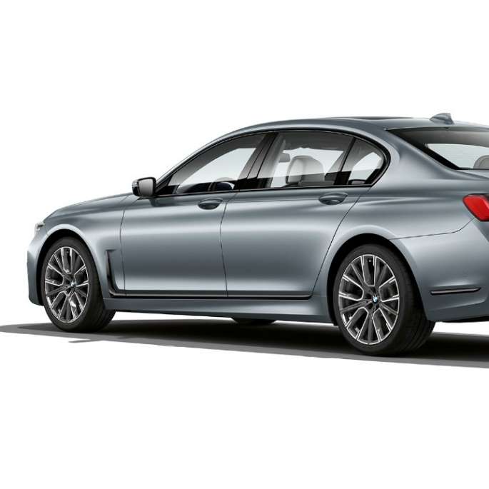 BMW Serie 7 Sedán Gris, paquete M Sport en vista trasera de tres cuartos