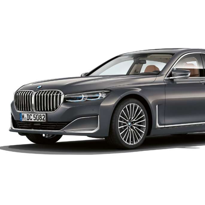 BMW Serie 7 Sedán Gris con Diseño Exterior Pure Excellence en vista frontal de tres cuartos