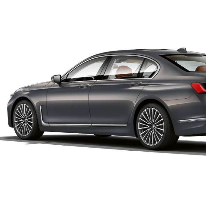 BMW Serie 7 Sedán Gris con Diseño Exterior Pure Excellence en vista trasera de tres cuartos