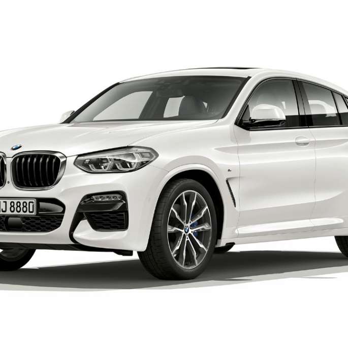 Vista frontal de tres cuartos del BMW X4 xDrive30i Modelo M Sport 2018 Alpine White