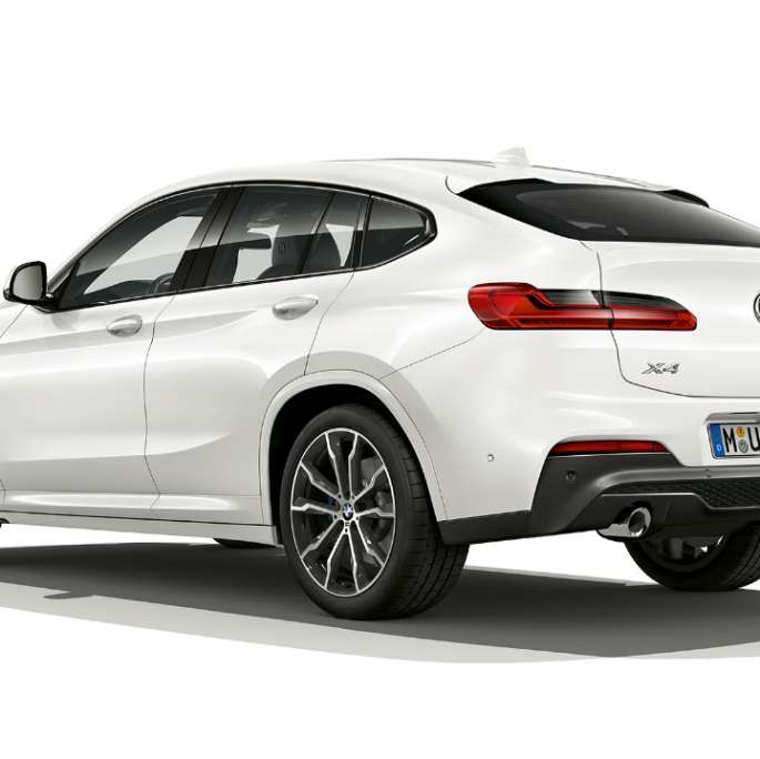 Vista trasera de tres cuartos del BMW X4 xDrive30i Modelo M Sport 2018 Alpine White