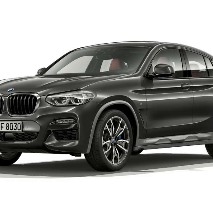 Vista frontal de tres cuartos del BMW X4 xDrive30i Modelo M Sport X 2018 Sophisto Grey efecto brillante