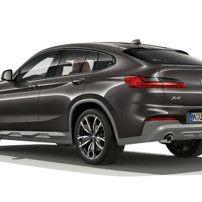 Vista trasera de tres cuartos del BMW X4 xDrive30i Modelo M Sport X 2018 Sophisto Grey efecto brillante